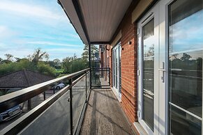 Spacious 6 Bedroom House in Denton Way