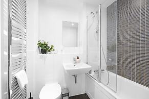 Spacious 6 Bedroom House in Denton Way