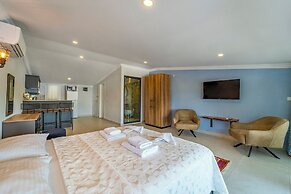 Nakas Suites