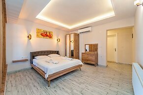 Nakas Suites