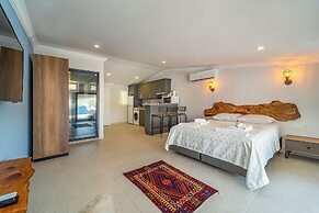 Nakas Suites