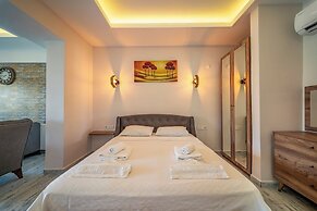 Nakas Suites