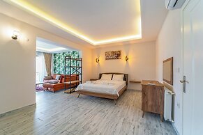 Nakas Suites