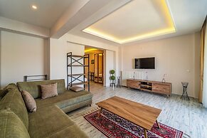 Nakas Suites