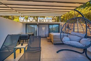 Nakas Suites
