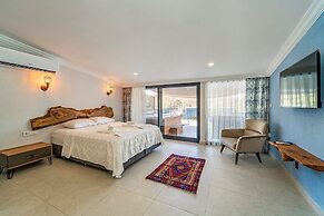 Nakas Suites