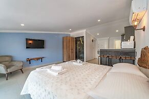Nakas Suites