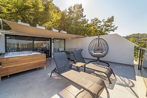 Nakas Suites