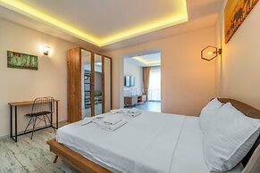 Nakas Suites