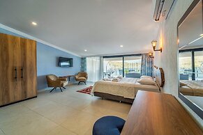 Nakas Suites