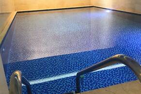 Comfy - 1BR Apt W Pool & Gym in Gemmayze