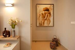 Comfy - 1BR Apt W Pool & Gym in Gemmayze