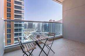 Business Bay Chic Studio for 3 in a Great Location