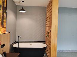 Qichi Waterfront B&B Hotel