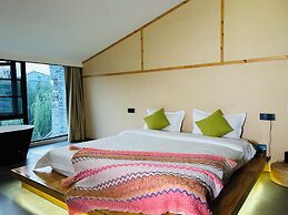 Qichi Waterfront B&B Hotel