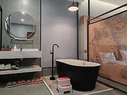 Qichi Waterfront B&B Hotel