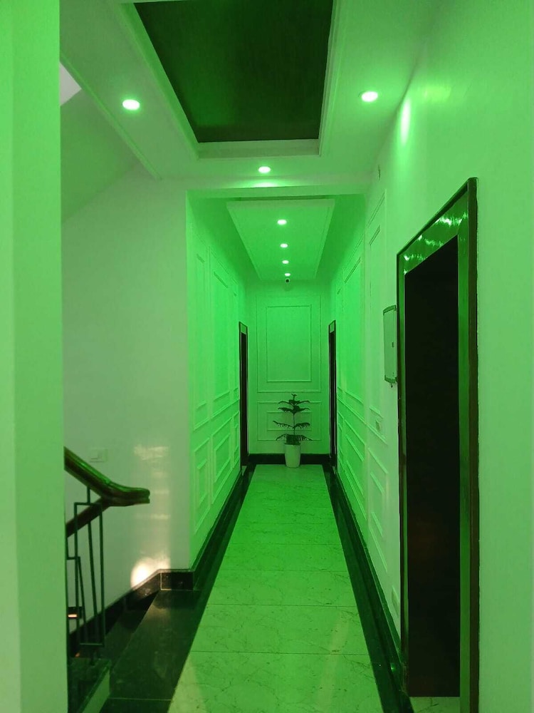 Aarav Hotel