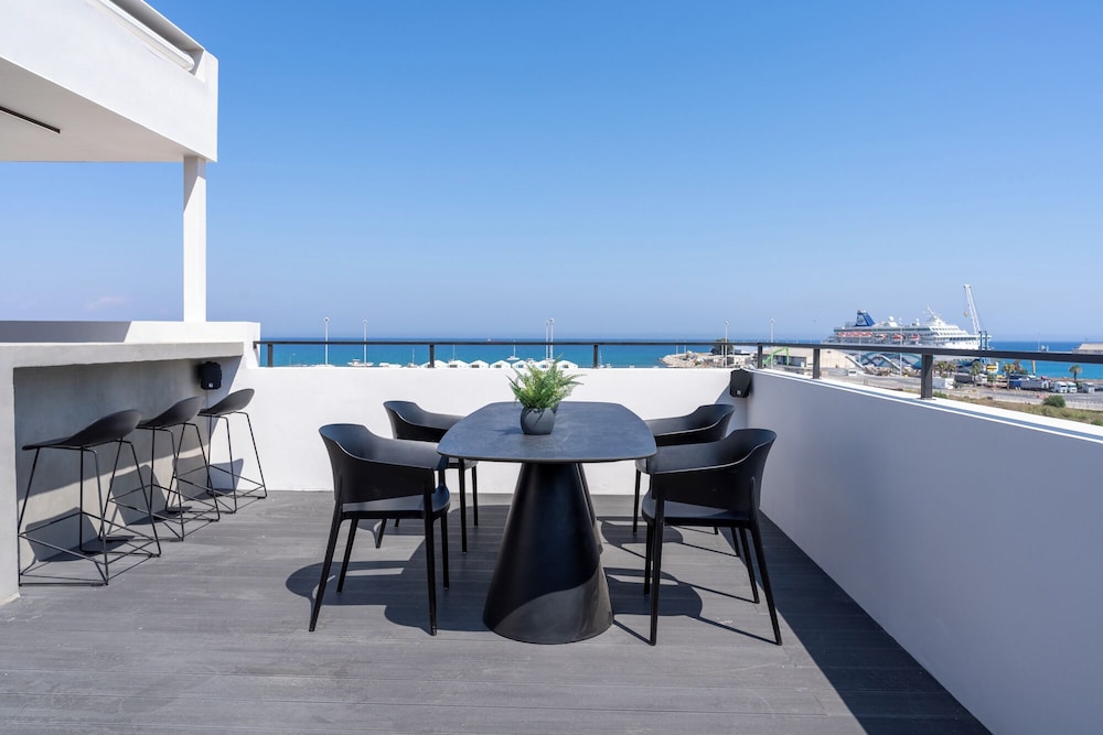 The Penthouse - 3BR Seaview in Larnaca