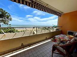 Bright Seaview Apartment