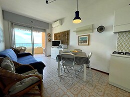 Bright Seaview Apartment