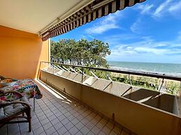 Bright Seaview Apartment