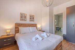 Qala Tranquil Escape - Stylish With Terrace AC