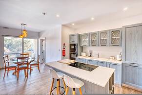 Qala Tranquil Escape - Stylish With Terrace AC