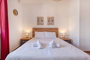 Qala Tranquil Escape - Stylish With Terrace AC