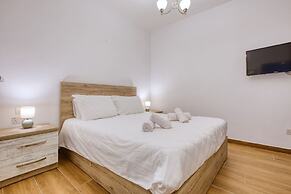 Qala Tranquil Escape - Stylish With Terrace AC