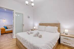 Qala Tranquil Escape - Stylish With Terrace AC