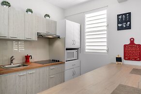 Modern 2 BR Apt Great Location Smart TV AC