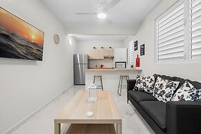 Modern 2 BR Apt Great Location Smart TV AC