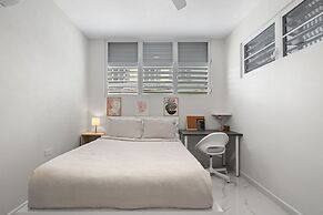 Modern 2 BR Apt Great Location Smart TV AC