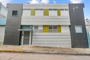 Modern 2 BR Apt Great Location Smart TV AC