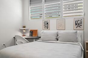 Modern 2 BR Apt Great Location Smart TV AC