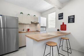 Modern 2 BR Apt Great Location Smart TV AC