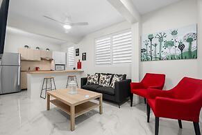 Modern 2 BR Apt Great Location Smart TV AC