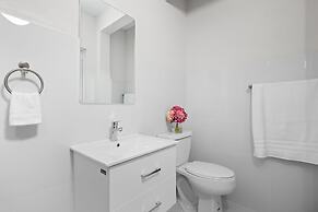 Modern 2 BR Apt Great Location Smart TV AC