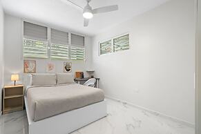 Modern 2 BR Apt Great Location Smart TV AC