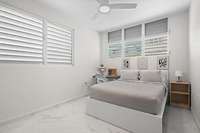 Modern 2 BR Apt Great Location Smart TV AC