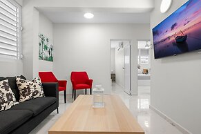 Modern 2 BR Apt Great Location Smart TV AC