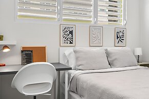 Modern 2 BR Apt Great Location Smart TV AC