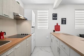 Modern 2 BR Apt Great Location Smart TV AC