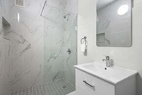 Modern 2 BR Apt Great Location Smart TV AC