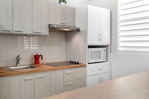 Modern 2 BR Apt Great Location Smart TV AC