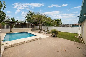 Private Pool Pet-friendly Steps to the Beach