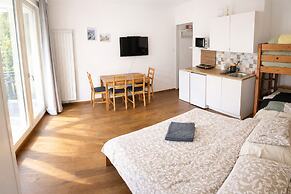 Quiet Central Stay & Parking Assistance