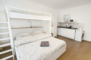 Quiet Central Stay & Parking Assistance