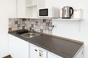 Quiet Central Stay & Parking Assistance