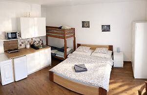 Quiet Central Stay & Parking Assistance